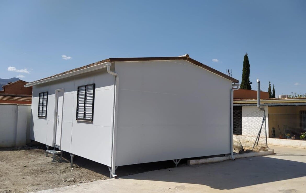 casa prefabricada modular espana blanca lateral puerta